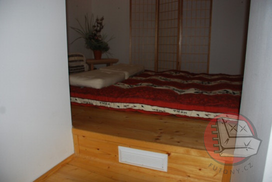 futon-latex-rozloen-na-devnm-podiu-povlak-tchang-rojo