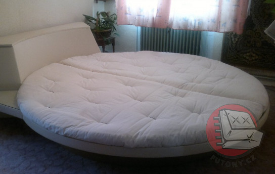 kulat-futon-double-kokos-na-posteli-majitelky-pan-r-koln