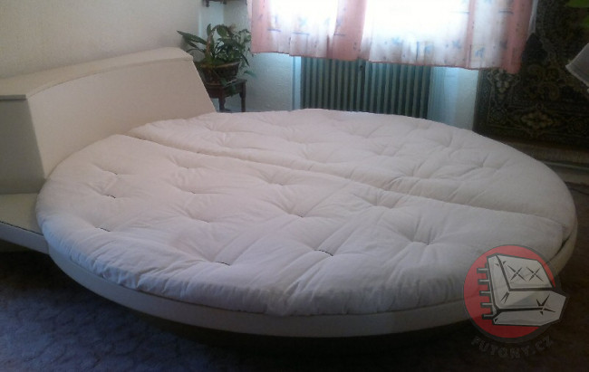 kulat-futon-double-kokos-na-posteli-majitelky-pan-r-koln.jpg